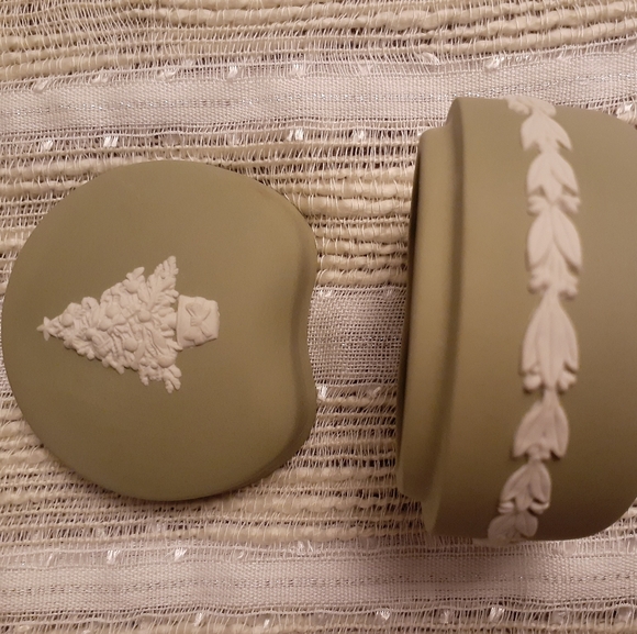 Wedgwood Other - Wedgewood Pine Tree Keepsake Box